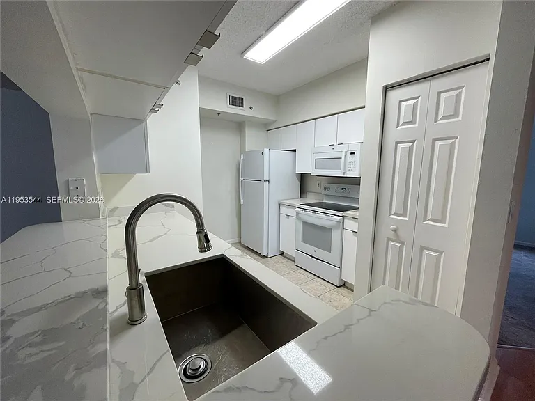 17125 N Bay Rd #3404 — Photo 4