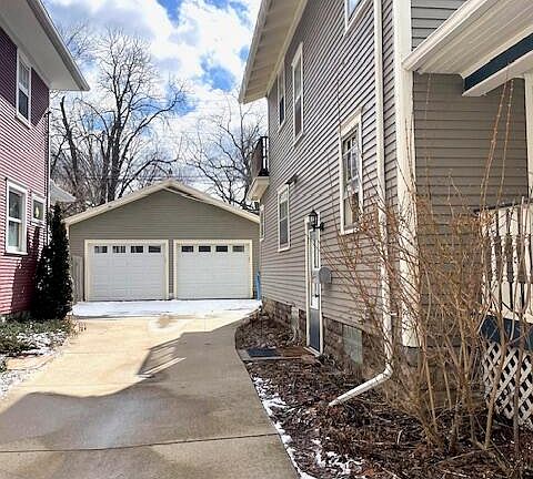 3rd image of 1217 W Shiawassee St