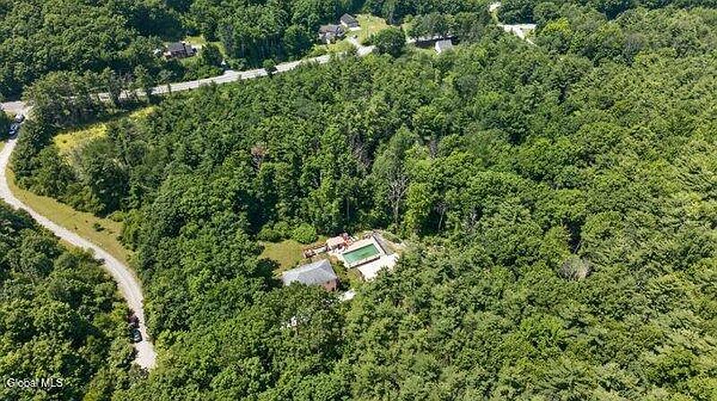 3rd image of 25 Hawthorne Hill Road