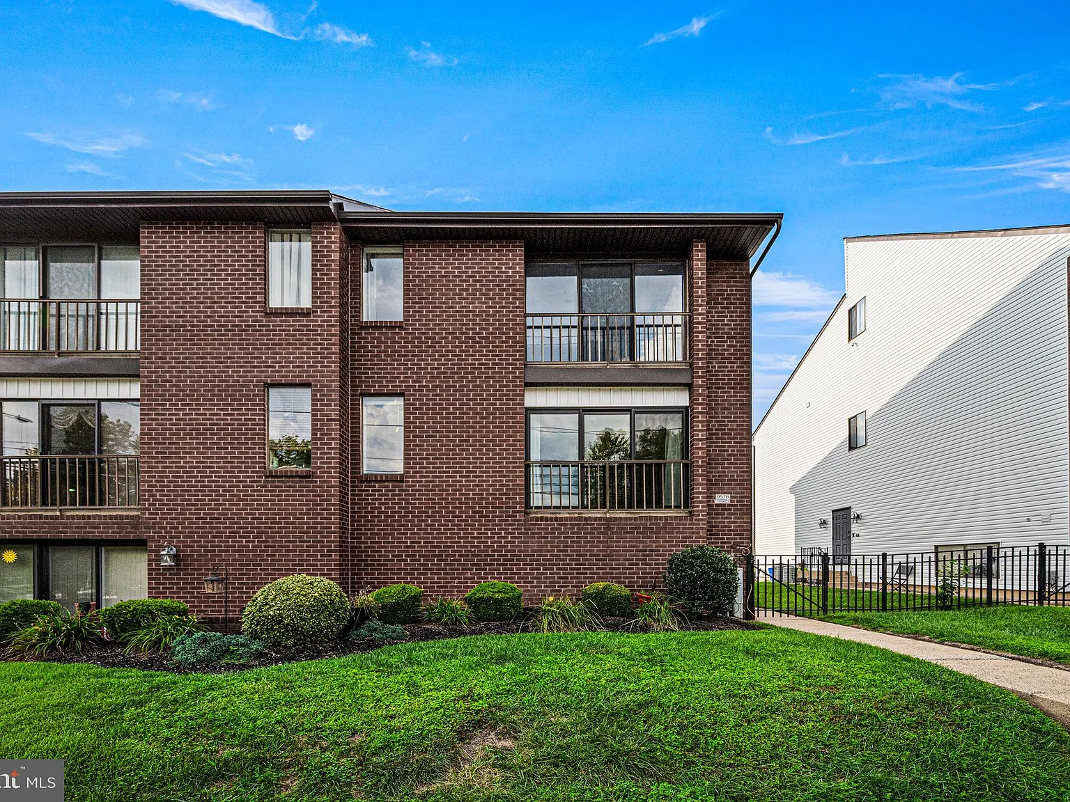 2 bed, 2.0 bath, 1056 sqft, $2,400 — Photo 1