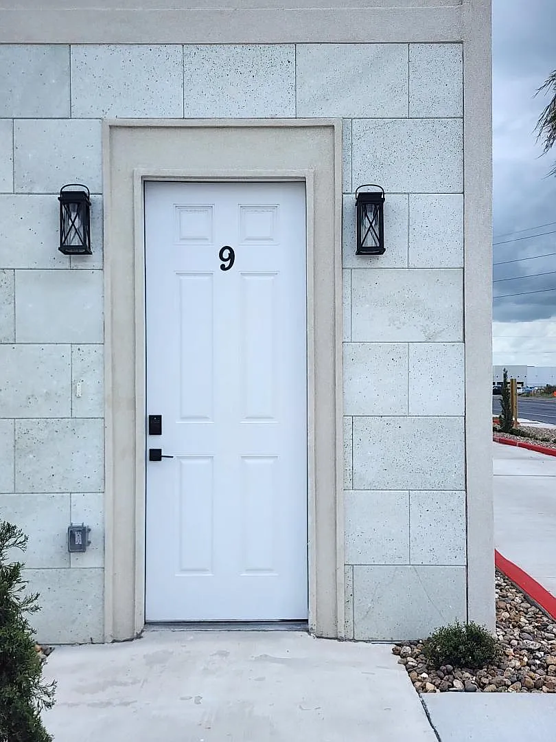 3229 E Grimes - Unit 9 — Photo 1