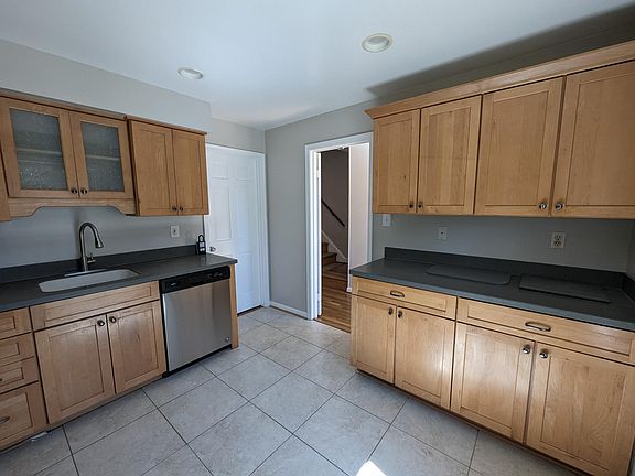 5th image of 9216 Graceland Pl