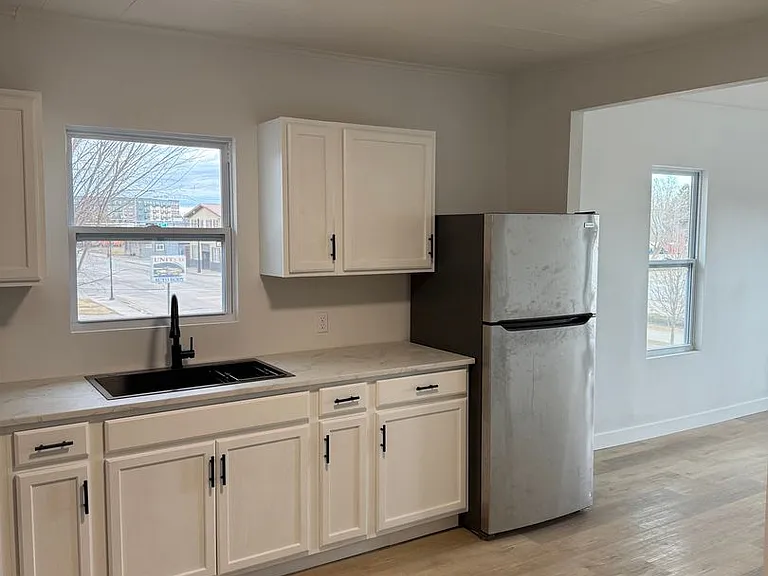 1119 S Main St — Photo 2