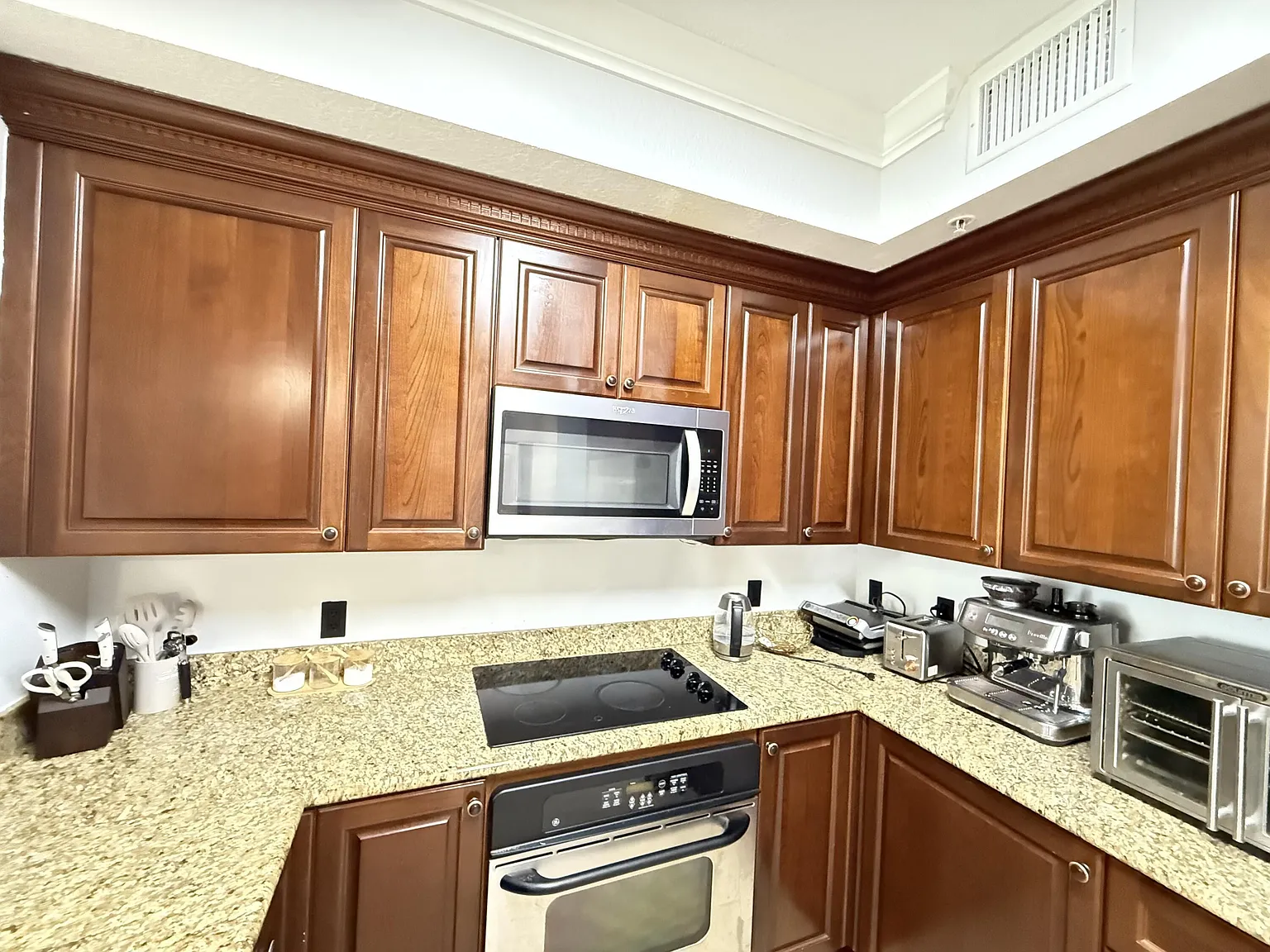 1 bed, 1.0 bath, 744 sqft, $2,350 — Photo 3