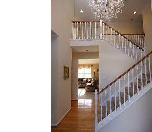 4th image of 716 Carriage Cir