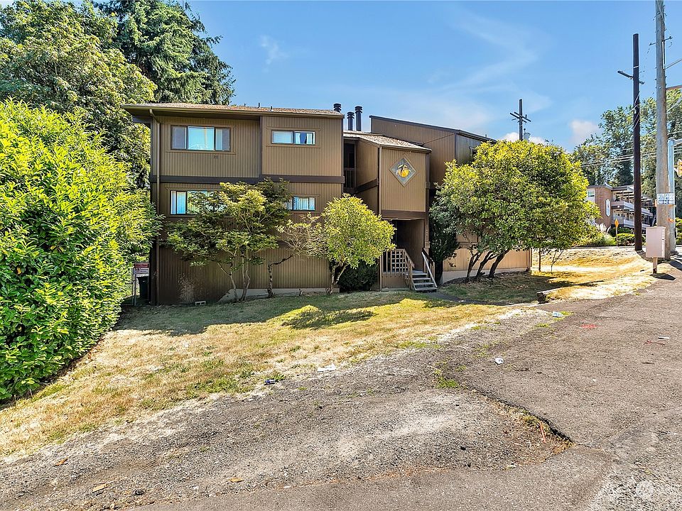 4-Plex on a sprawling corner lot.>