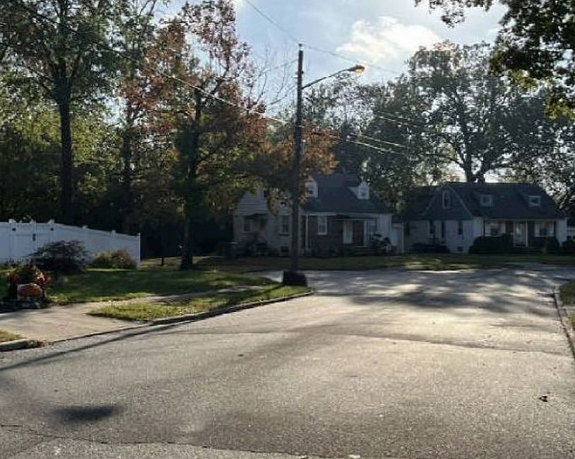 Exterior Neighborhood (street photo)