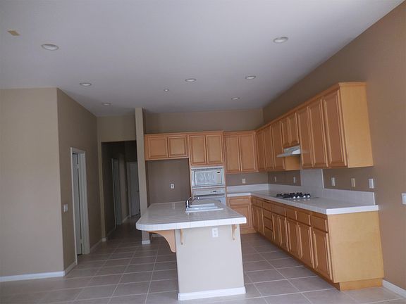 3rd image of 1674 Red Rock Ave