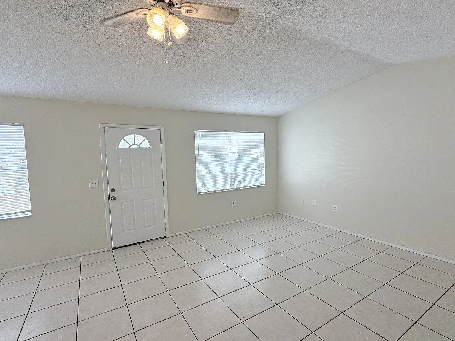 3 bed, 2.0 bath, 1092 sqft, $1,695 — Photo 4