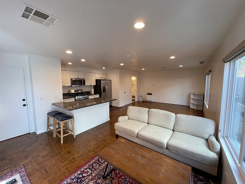 113 Hollywood Ave