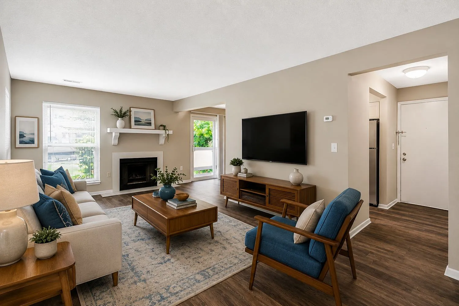 Lakeside Crossing at Eagle Creek Apartments and Townhomes — Photo 2