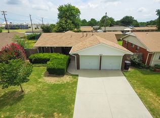 604 SW 11th St, Moore, OK 73160