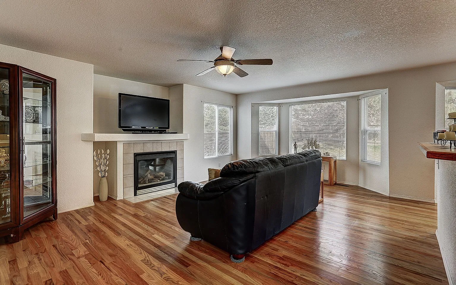 5 bed, 3373 sqft, $3,450 — Photo 4