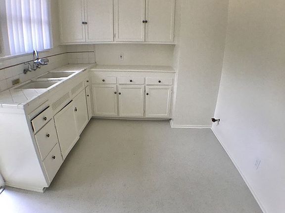 3rd image of 3044 Lincoln Ave