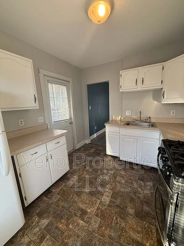 3 bed, 1.0 bath, 1168 sqft, $1,800 — Photo 2