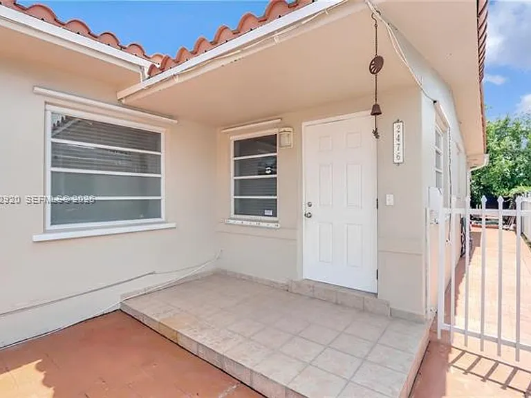 2476 SW 17th St — Photo 3