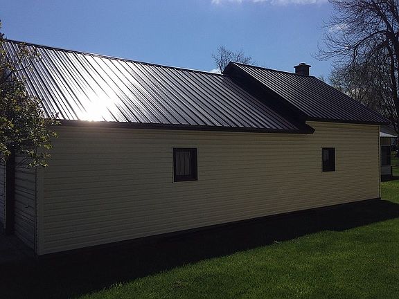 POV Garage between PoleBarn