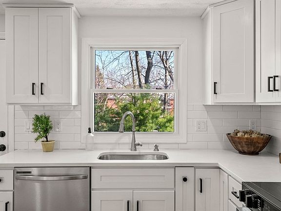 3rd image of 30 Mill Pond Ln
