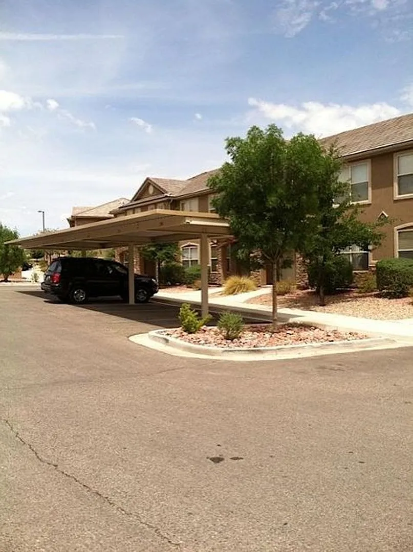Hidden Valley Town Home-End Unit & New Carpet! — Photo 3