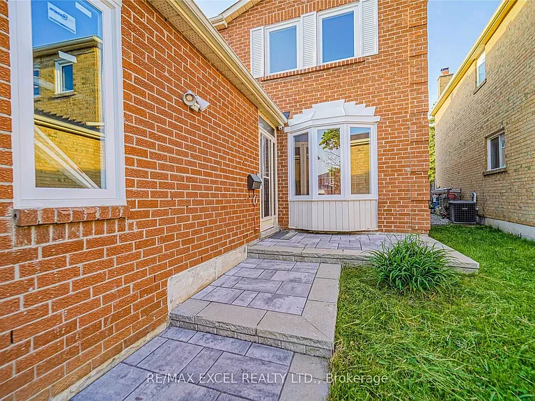47 Whiteleaf Cres #UPPER — Photo 2