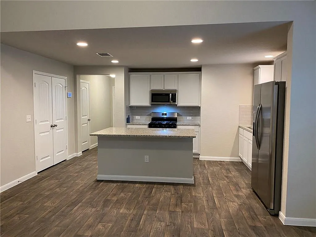 4 bed, 2.0 bath, 1869 sqft, $2,000 — Photo 2