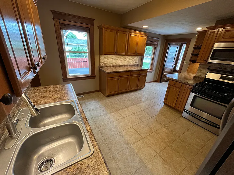 211 W Fisk St — Photo 14