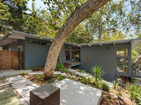 2nd image of 3050 N Beachwood Dr