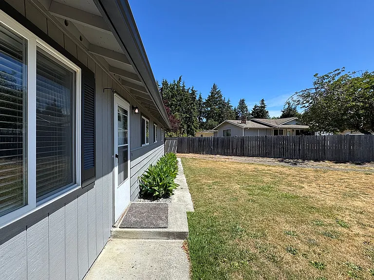 100 W Robert Pl — Photo 5