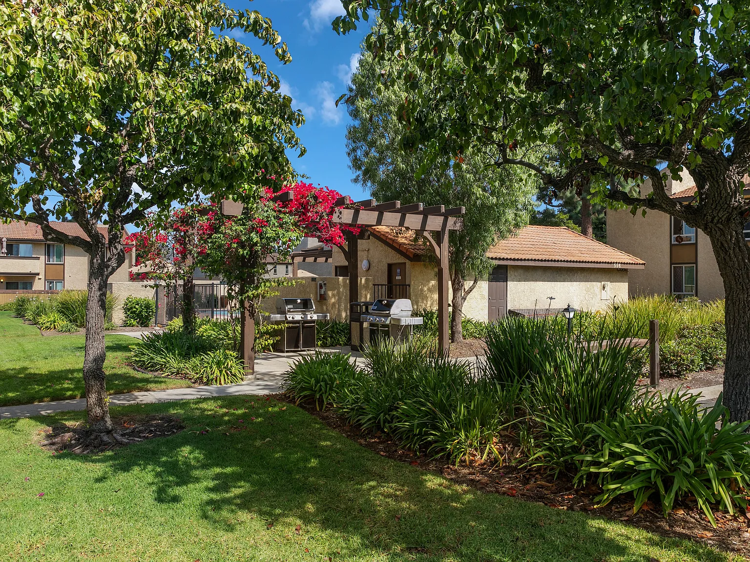 Villa Camarillo Apartments — Photo 3