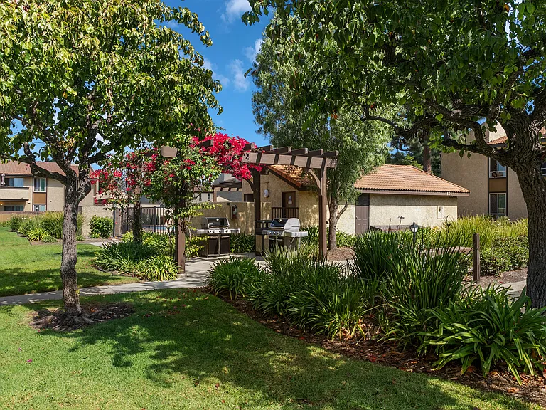 Villa Camarillo Apartments — Photo 3