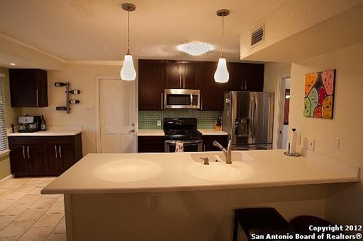 5th image of 618 Indigo St