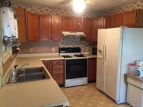 3rd image of 8 Jefferson St