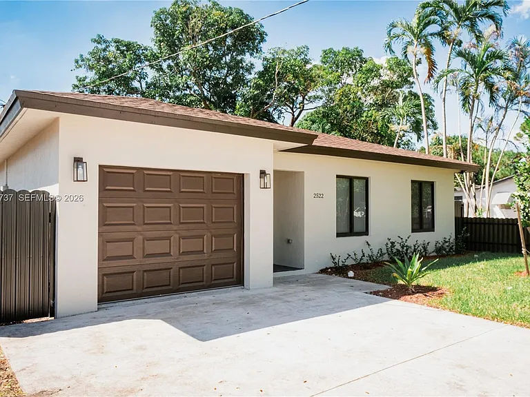 2522 NW 9th Pl — Photo 1