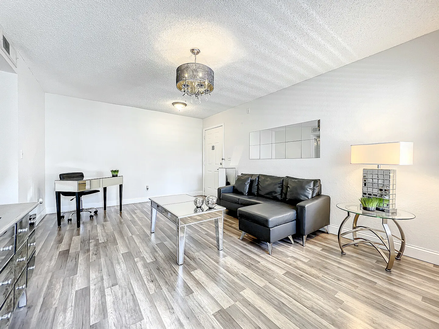 Modern & Fully Furnished 1-Bedroom Condo in SeaWorld — Photo 4
