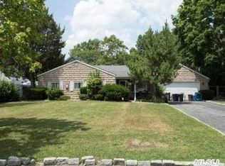 225 Maple Ct, Copiague, NY 11726