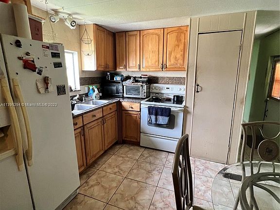 4th image of 620 NW 217th Ter