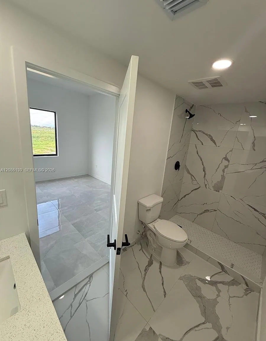 4 bed, 7.0 bath, 1800 sqft, $2,850 — Photo 4