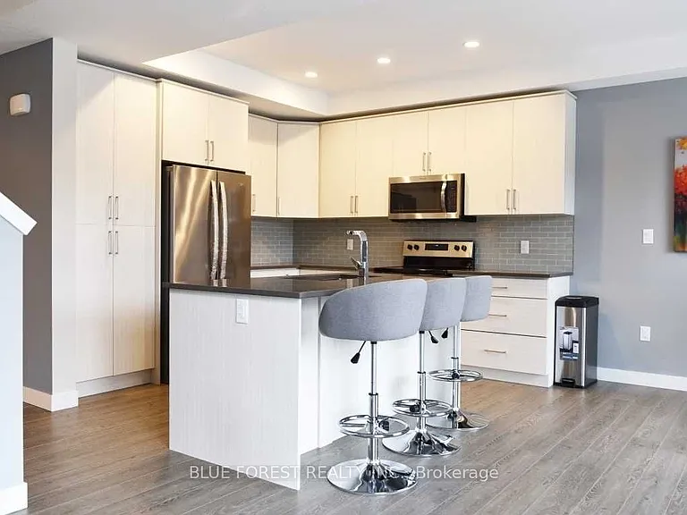 933 Manhattan Way #933 — Photo 3