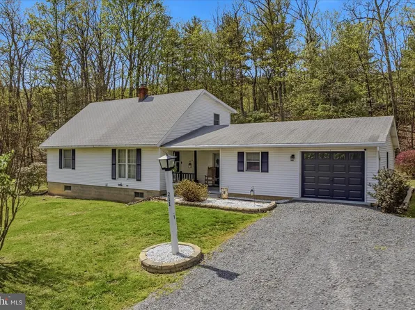 211 Crestview Ln, Berkeley Springs, WV 25411