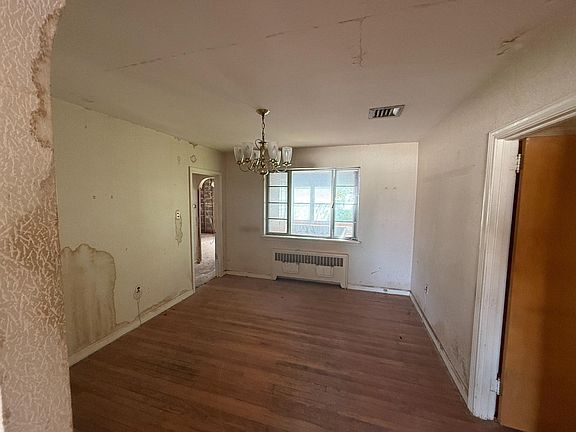 5th image of 836 Strahle St