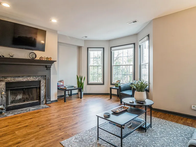 1059 W Cornelia Ave #2 — Photo 3