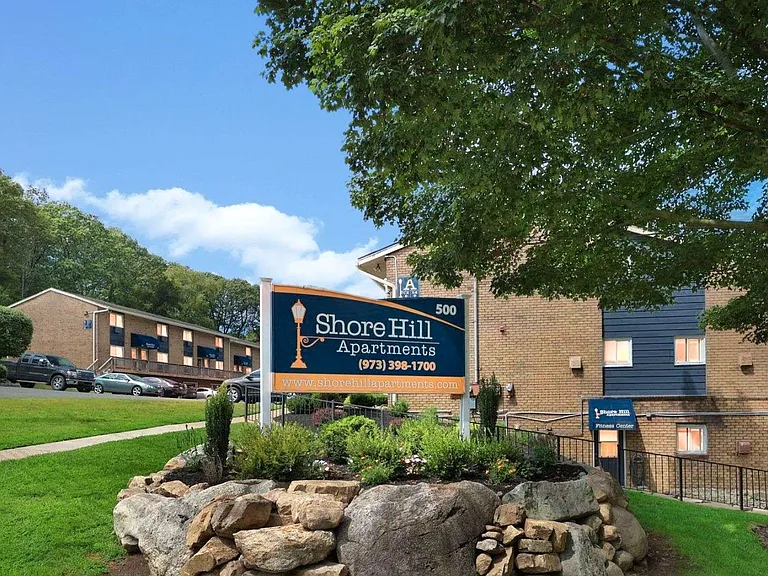 Shore Hill Apartments — Photo 18