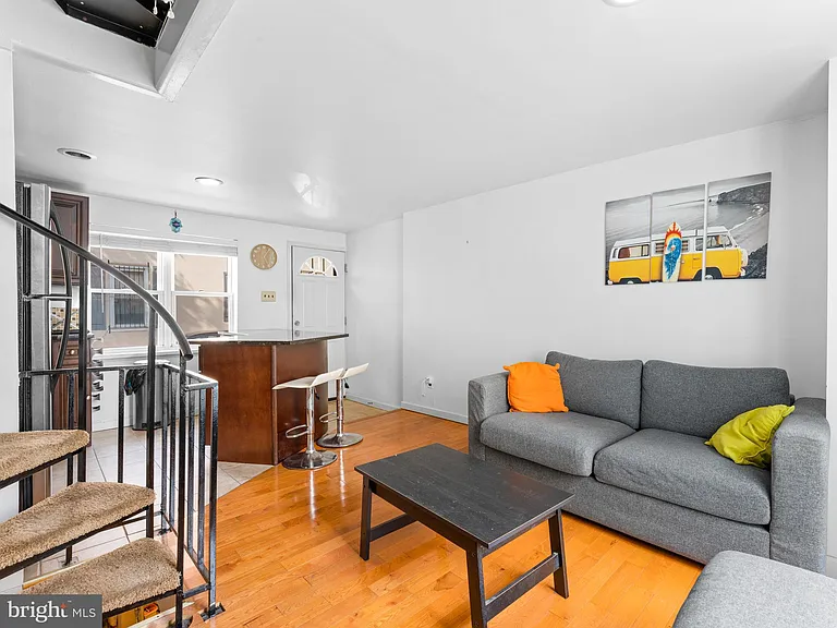 1006 Montrose St — Photo 10