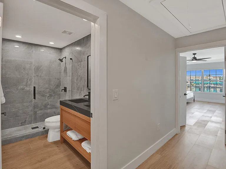 876 Jeffery St — Photo 15