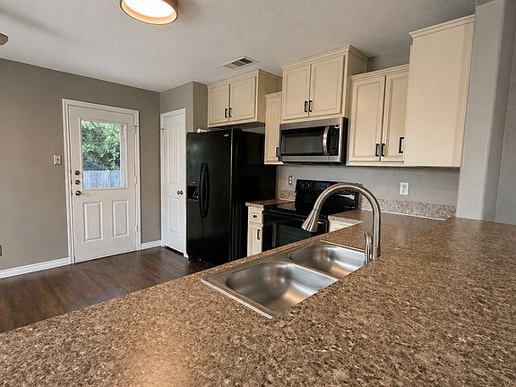 4th image of 2711 Montague County Dr