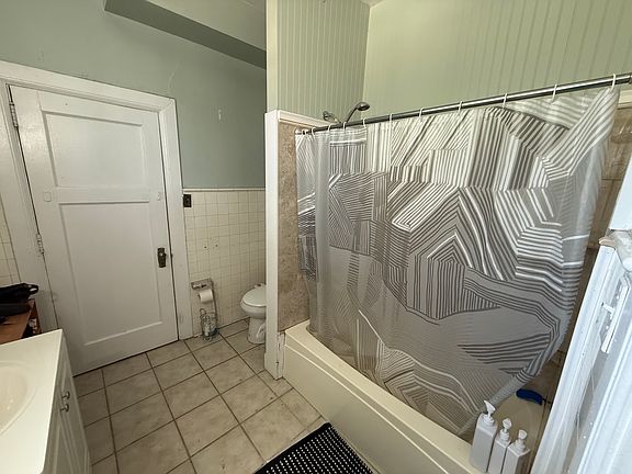 5th image of 366 S Winebiddle St APT 6