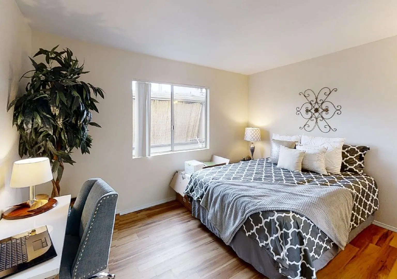 Just listed! 2nd level apt in quiet 9-unit complex. 1 Bed — Photo 3