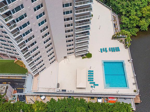 5th image of 3000 Holiday Dr APT 501