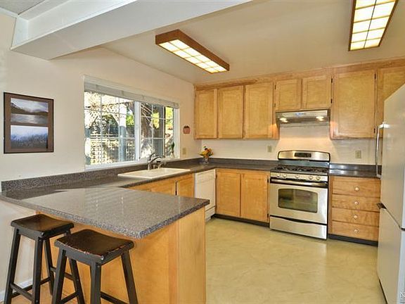 5th image of 563 Lamont Court N
