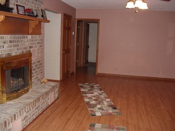 4th image of 841 Bitterbrush Ln
